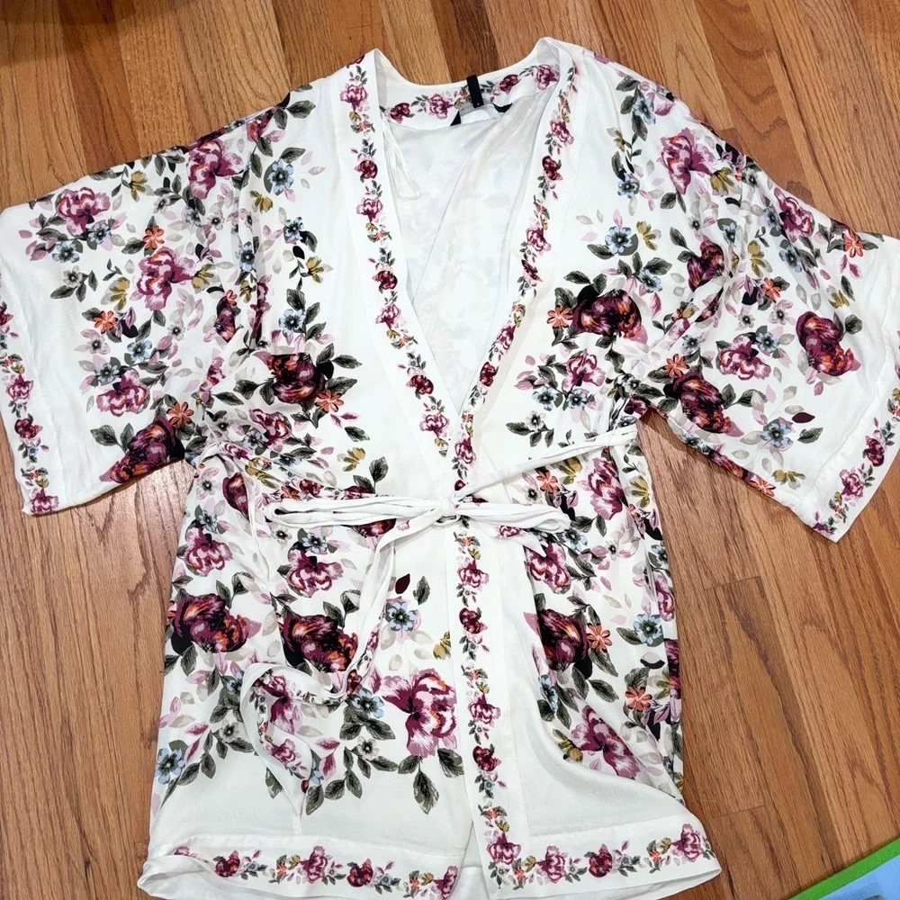 White House Black Market (WHBM) Simone Floral Kimono Robe XS/S